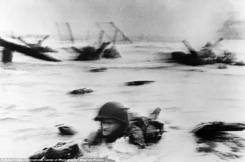 ROBERT CAPA IL D DAY A OMAHA BEACH IN NORMANDIA 