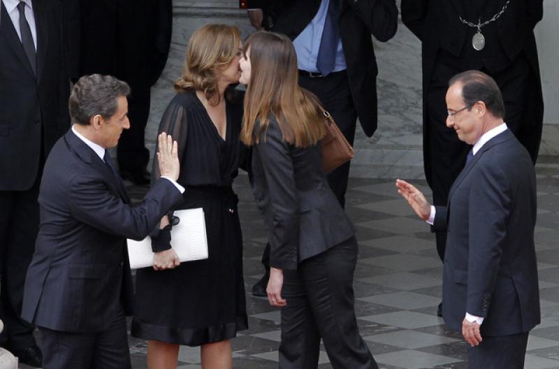 saluti e baci tra carla bruni sarkozy hollande e trierweiler