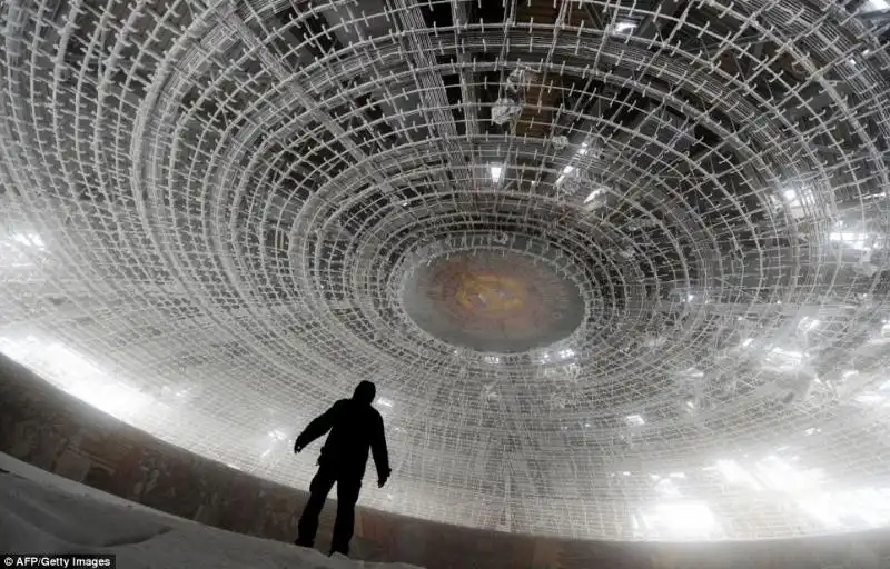 LA SEDE DEL PARTITO COMUNISTA BULGARO SUL MONTE BUZLUDZHA 