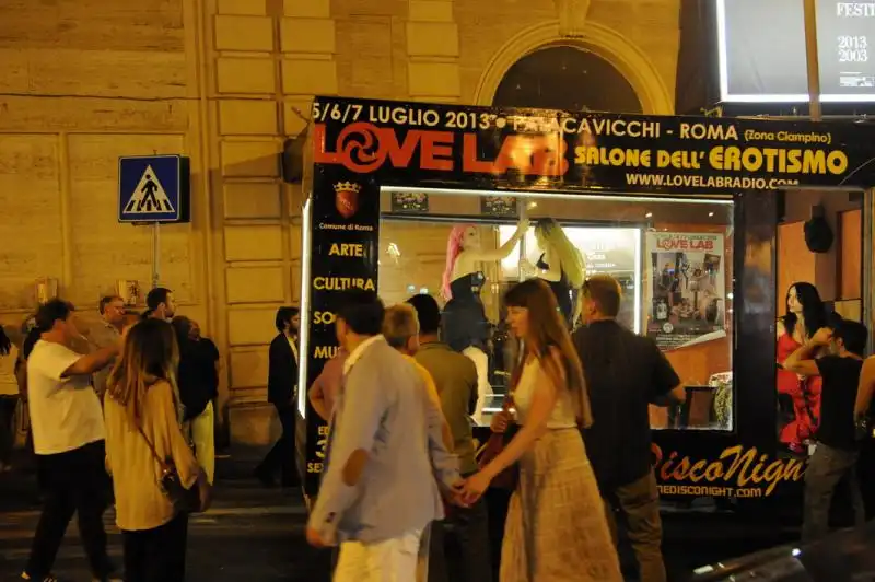 Il Sexycaravan di fronte al cinema Barberini 