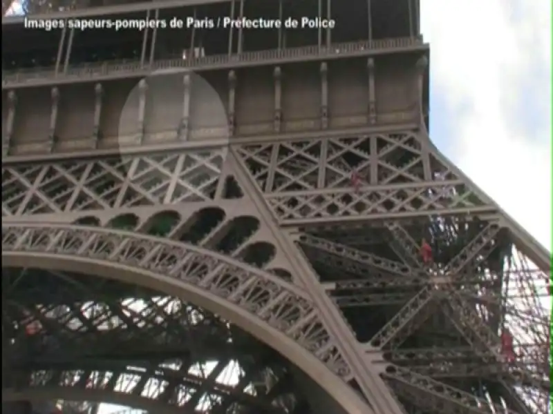 torre eiffel suicidio 