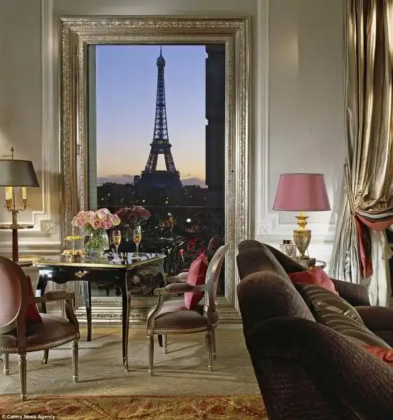 VISTA DAL PLAZA ATHENEE DI PARIGI 