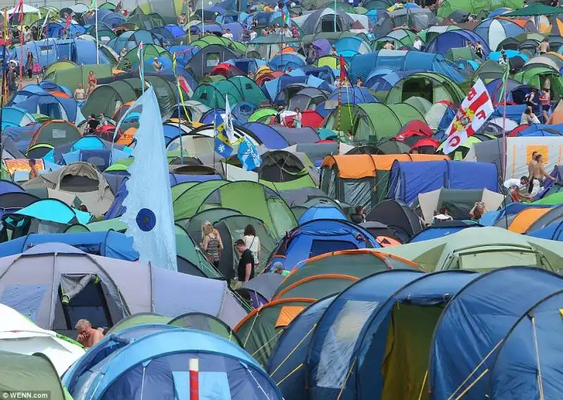 a glastonbury si forma la tendopoli