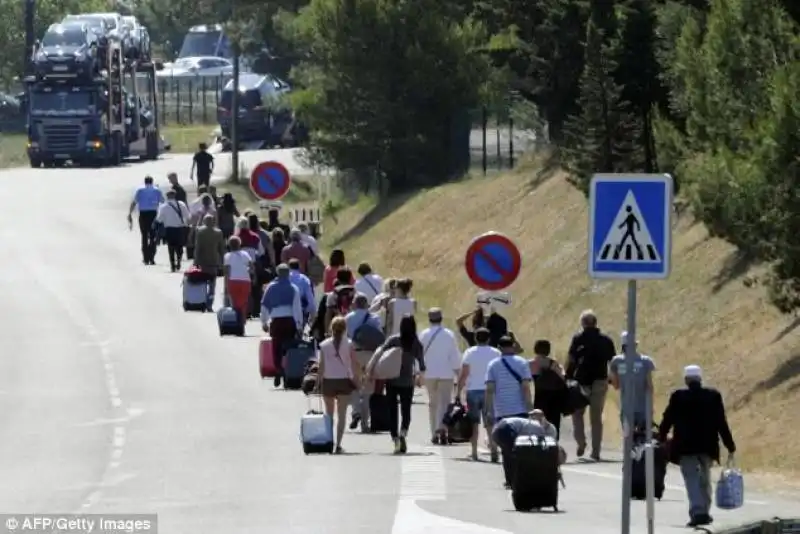 accesso bloccato all aeroporto di parigi