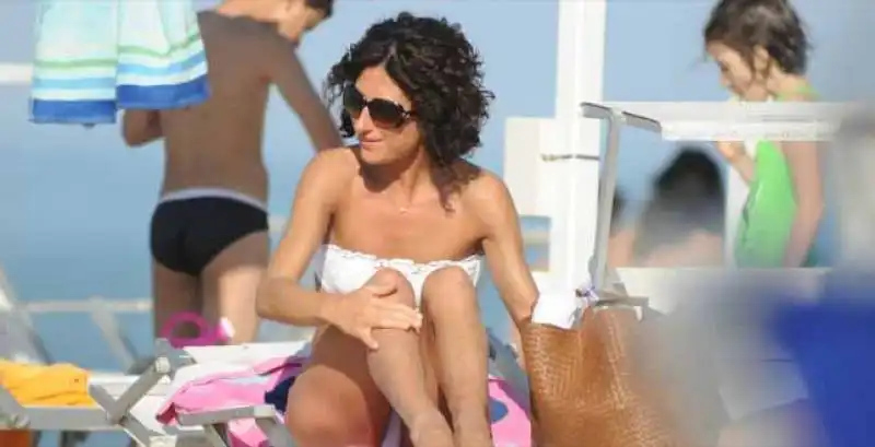 AGNESE RENZI BIKINI IN SPIAGGIA