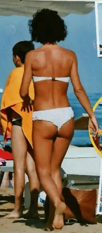 AGNESE RENZI BIKINI SPIAGGIA