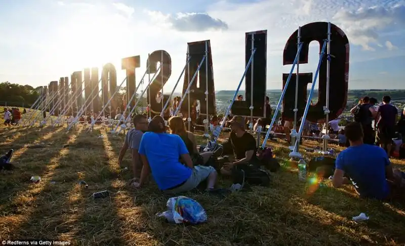 amanti della musica al festival di glastonbury