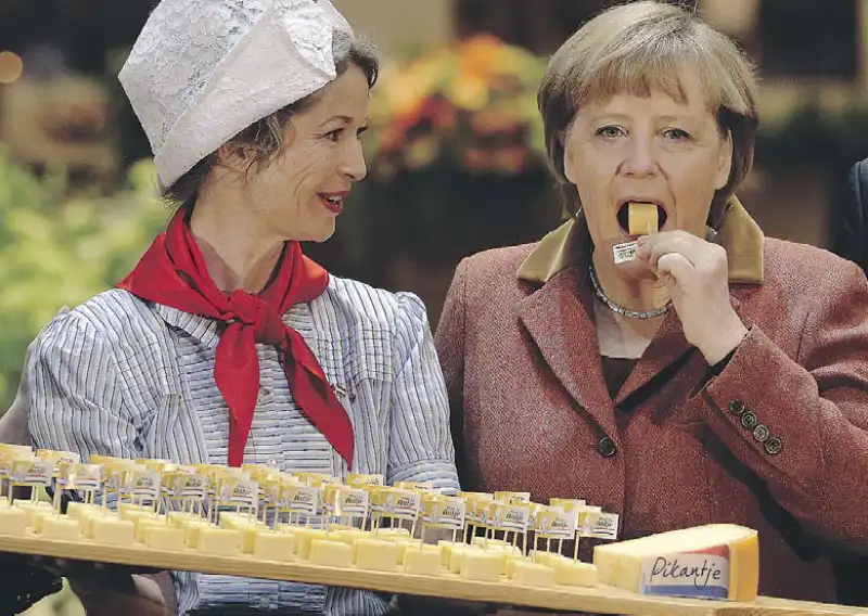 ANGELA MERKEL MANGIA IL FORMAGGIO