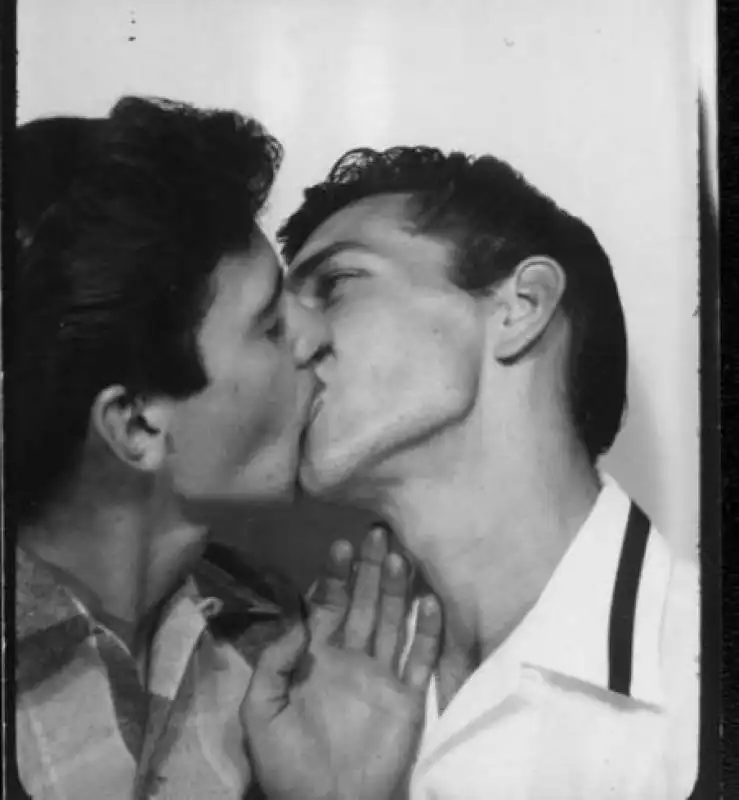 bacio gay anni cinquanta