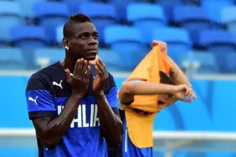 balotelli in italia uruguay 6