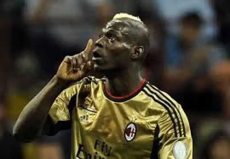 balotelli zittisce la curva