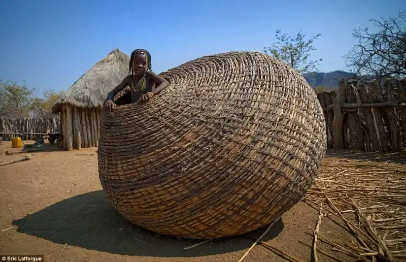 bimba nella cesta per raccogliere il grano