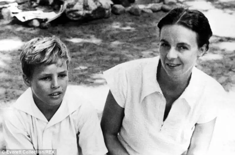 brando con la mamma alcolizzata