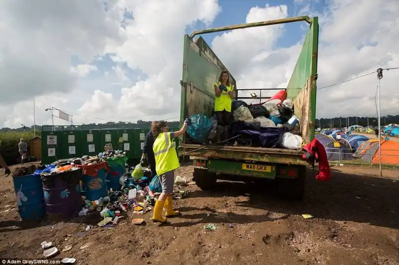 camion della mondezza a glasto