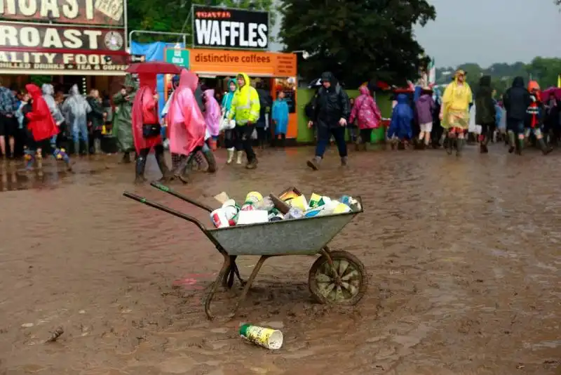 consueto fango a glastonbury