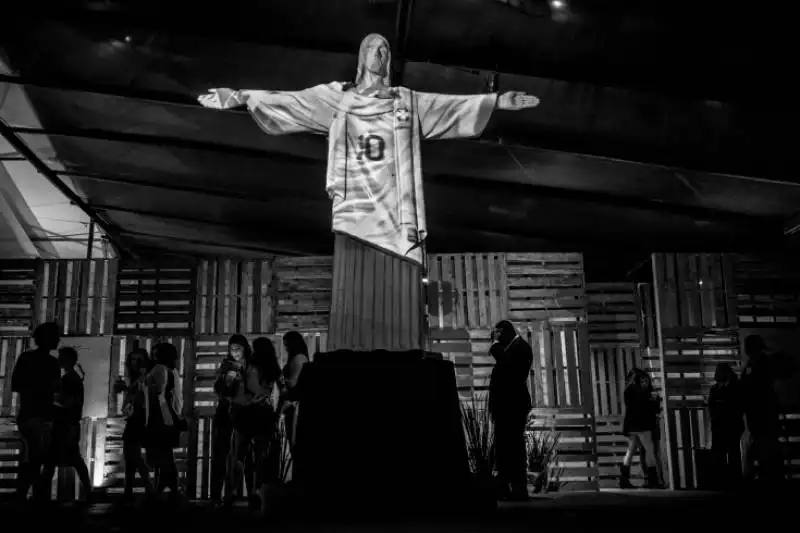 cristo redentore in discoteca con maglia brasiliana