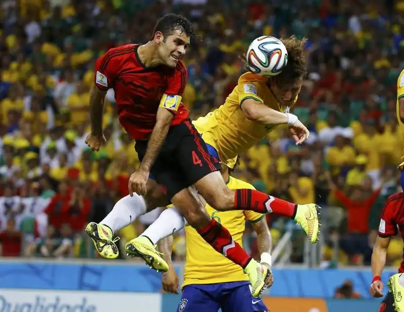 david luiz del brasile allontana la palla da rafael marquez del messico