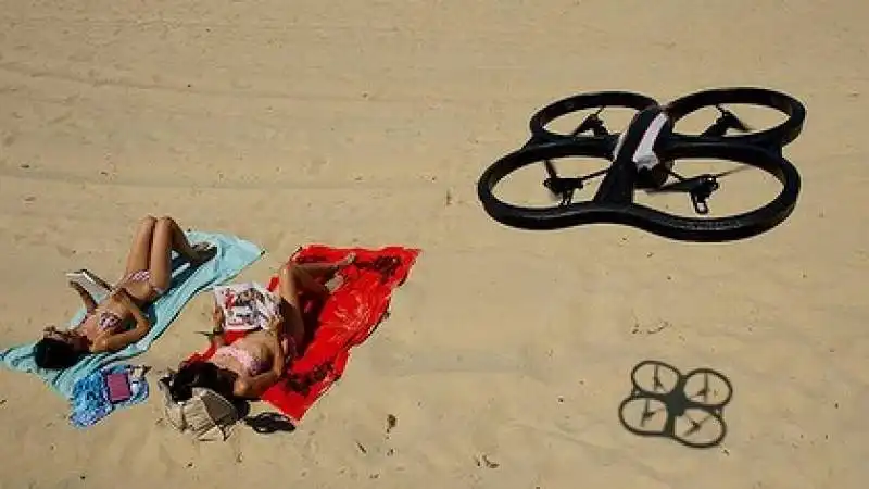 DRONE FA LE FOTO SULLA SPIAGGIA