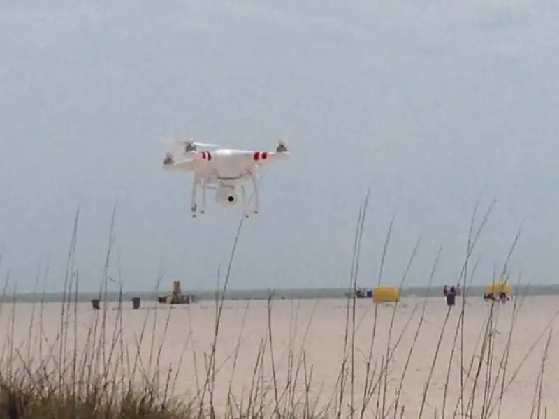 DRONE SULLA SPIAGGIA