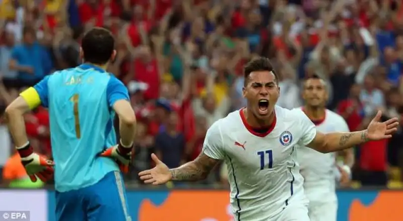 eduardo vargas festeggia il gol cileno