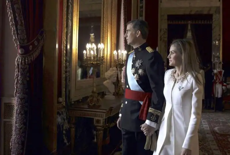  felipe si affaccia con letizia dopo l incoronazione a re