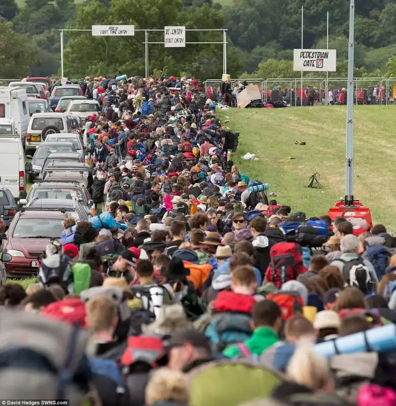 fila all ingresso di glastonbury