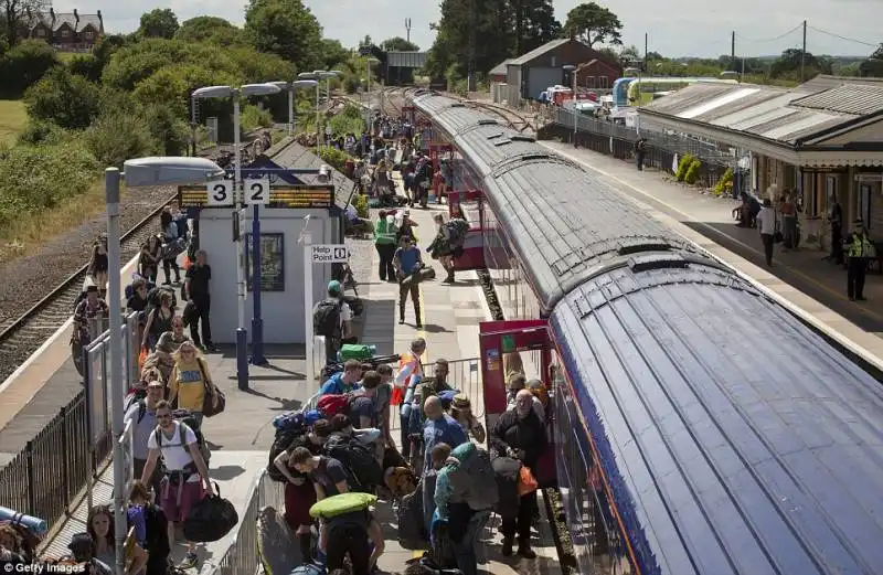 giu dal treno per  glastonbury