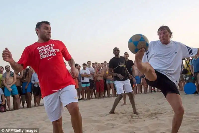 hoddle, vieri e vieira in spiaggia