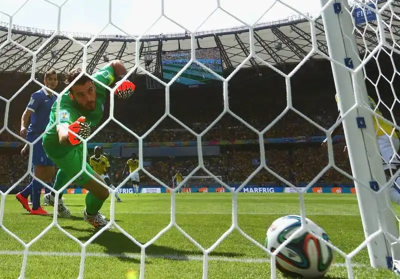 il portiere greco orestis karnezis guarda il gol di pablo armero della colombia che entra nella rete