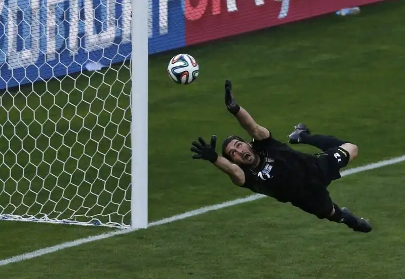 il portiere iraniano alireza haghighi non riesce a parare il tiro di messi