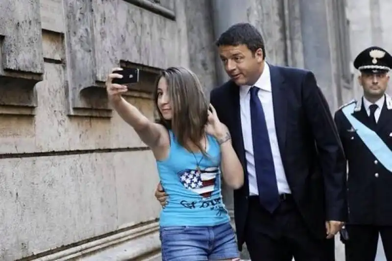 il selfie di una ragazza con renzi