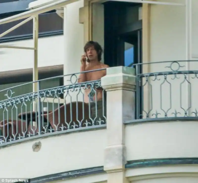 jagger seminudo sul balcone