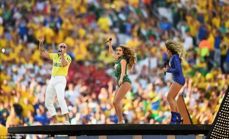 jennifer lopez con il rapper pitbull e claudia leitte