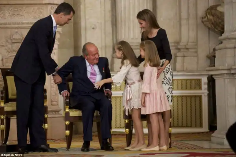 juan carlos  abdica e incorona re il figlio felipe