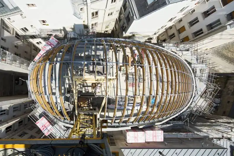 la cupola di piano viene montata