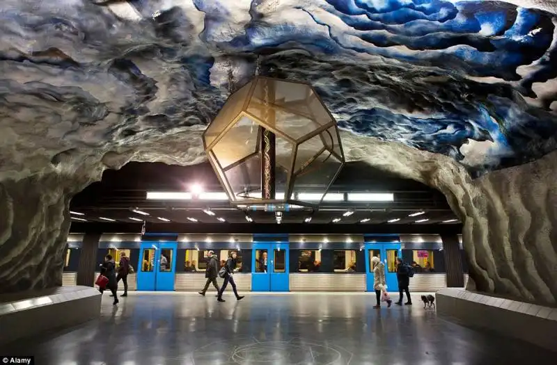 lanterne giganti sotto la metro di stoccolma