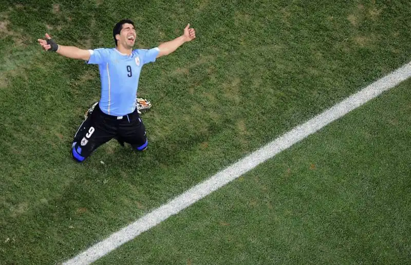 luis suarez estasi dopo aver segnato per l uruguay contro l inghilterra