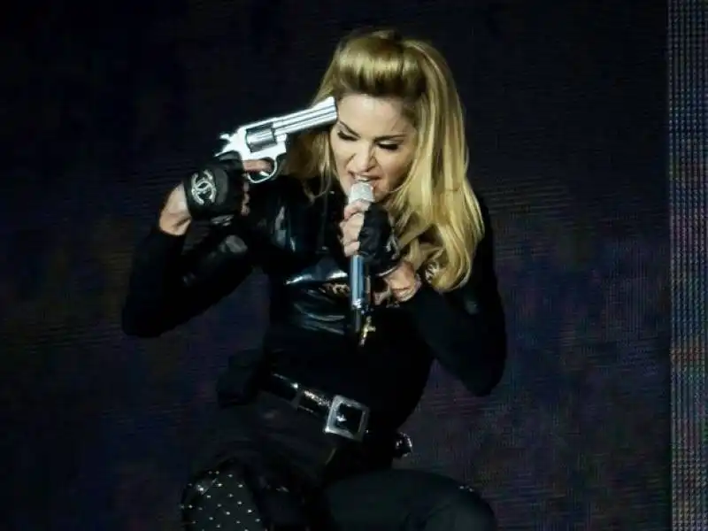 madonna con pistola