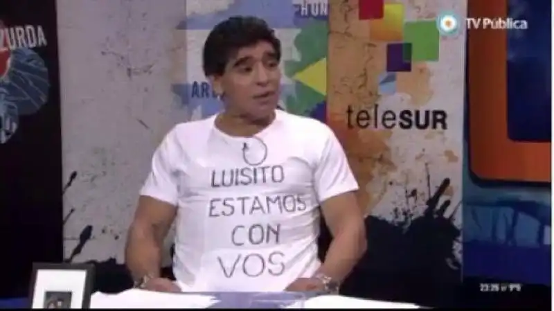 maradona con la maglietta di sostegno a luis suarez