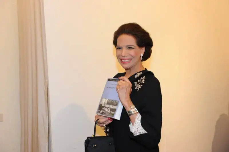 marisela con il libro di arbasino