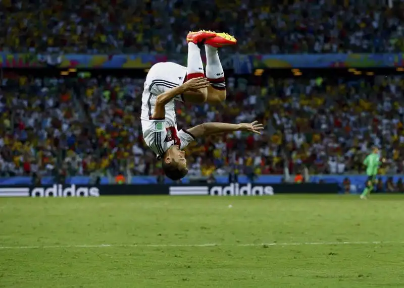 miroslav klose fa la capriola in aria dopo il gol al ghana