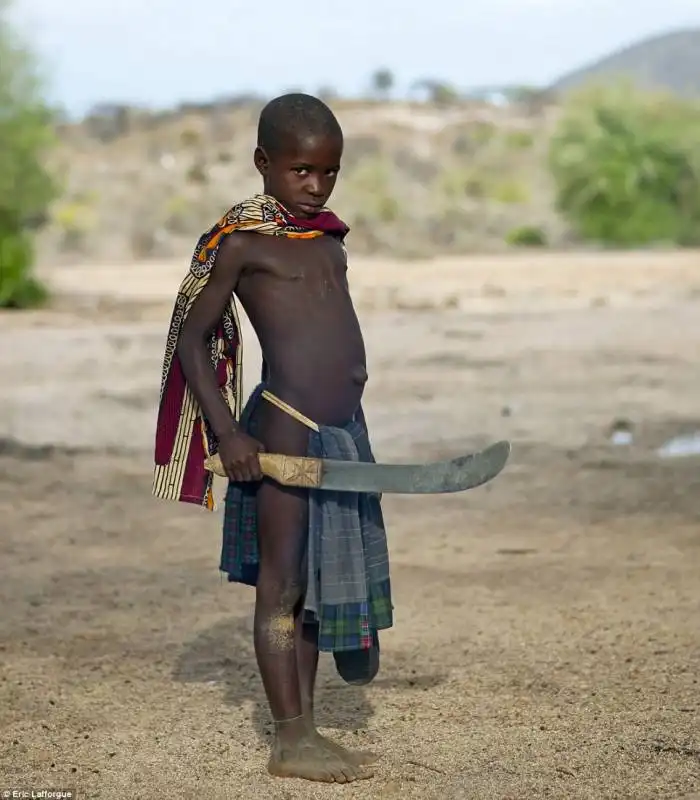 mucubai boy con machete