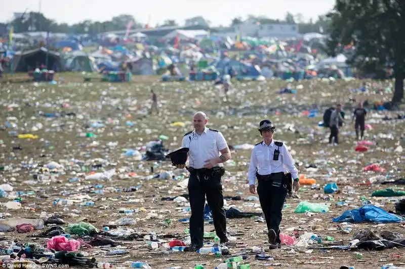 polizia fra la sporcizia di glasto