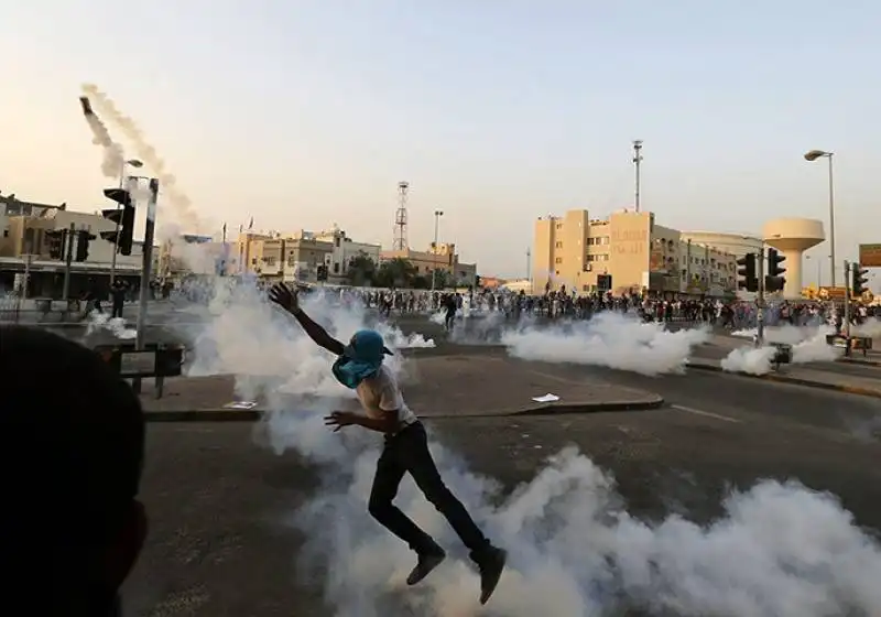 proteste anti governo a sitra in bahrein