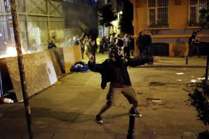 PROTESTE E SCONTRI A PIAZZA TAKSIM 1