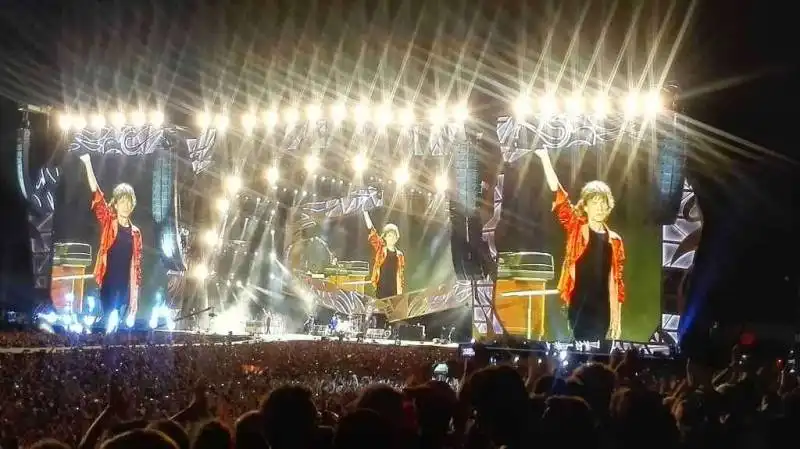 rolling stones mick jagger saluta il pubblico di roma dopo staisfaction brano di chiusura del concerto