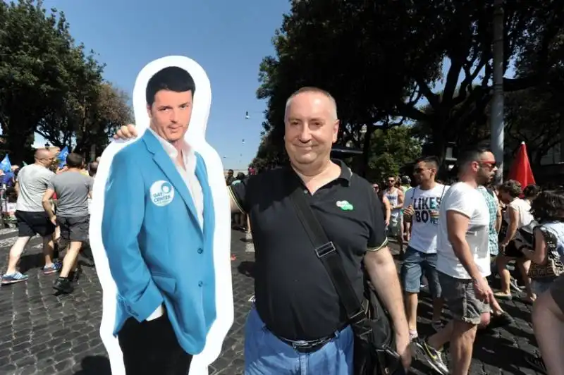 roma pride 2014   franco grillini e cartonato di renzi  14