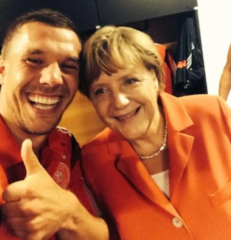 selfie di podoiski con la merkel