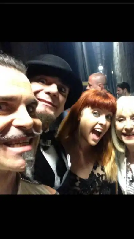 selfie piero pelu j ax noemi raffaella carra