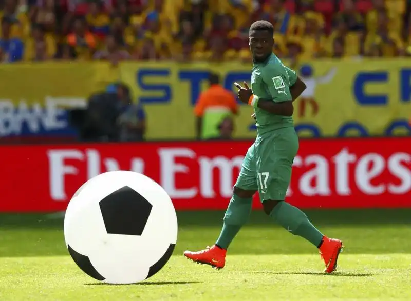 serge aurier della costa d avorio corre verso un pallone gigante lanciato nel campo